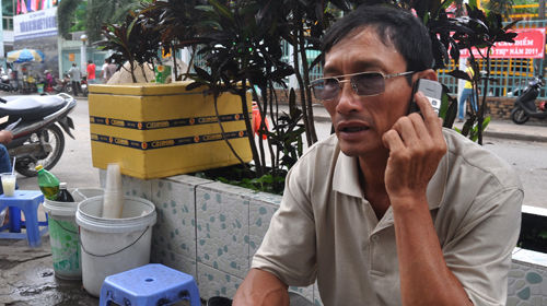 Phụ huynh cùng thí sinh đi đòi lại giấy báo điểm